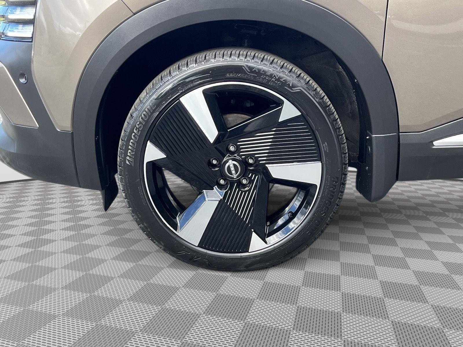 Used 2025 Canyon Bronze Metallic Nissan SR image 9