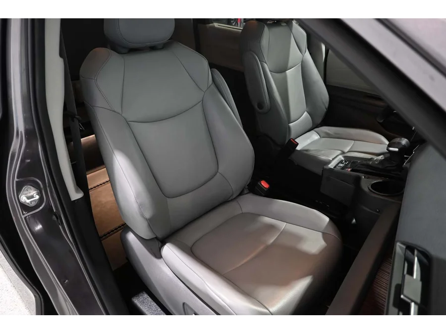 Used 2021 GRAY Toyota XLE Mobility Handicap Van image 16