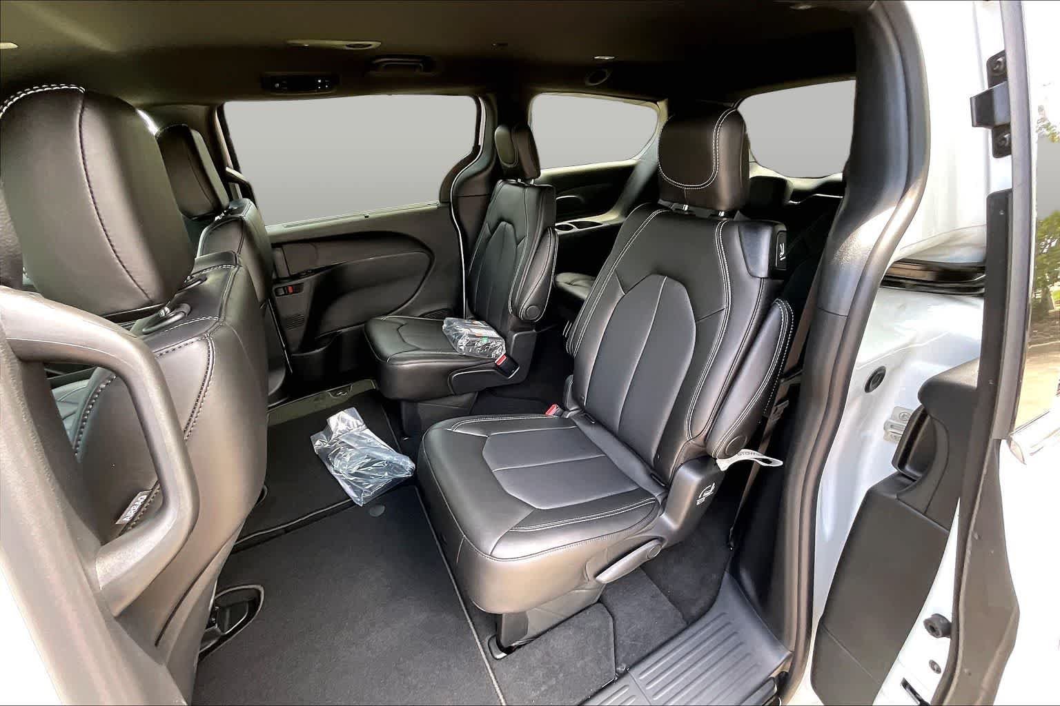 New 2027 Bright White Clear-Coat Exterior Paint Chrysler Select image 21