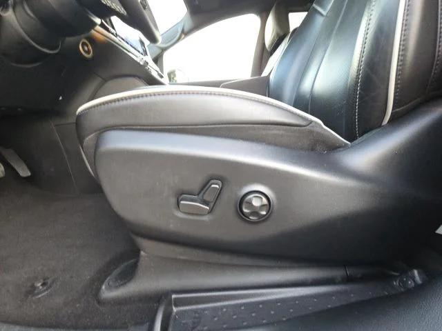 Used 2025 White Chrysler Limited image 25