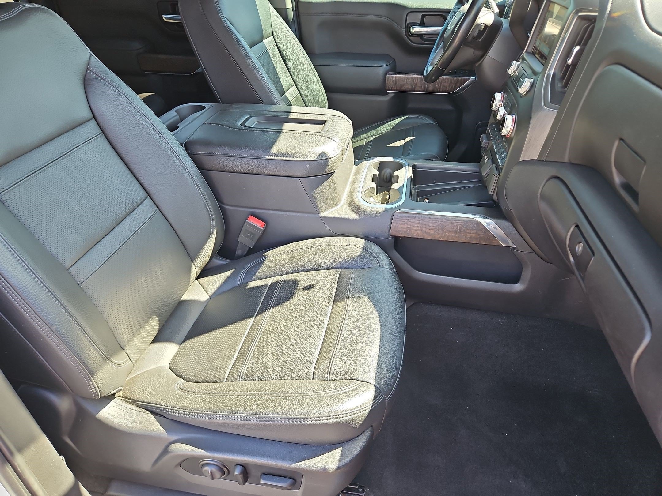 Used 2020 White Frost Tricoat GMC Denali image 31
