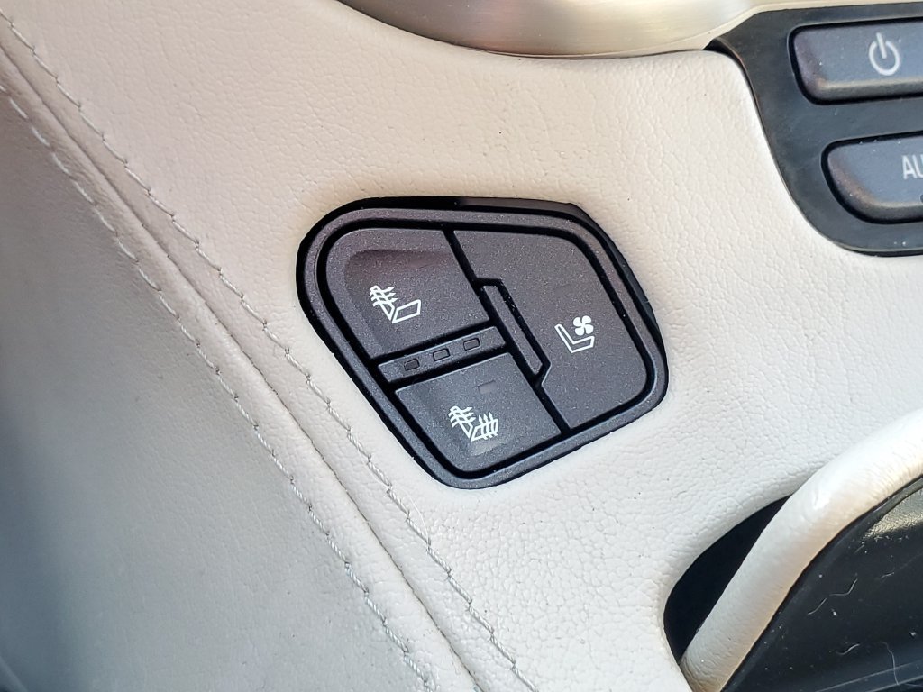 Used 2020 White GMC Denali image 31