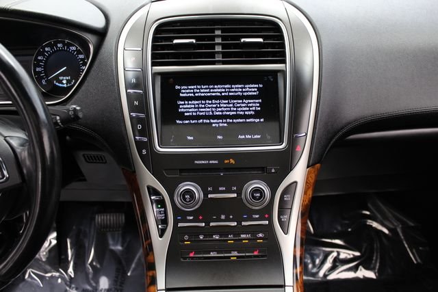 Used 2018 Ingot Silver Lincoln Select image 16