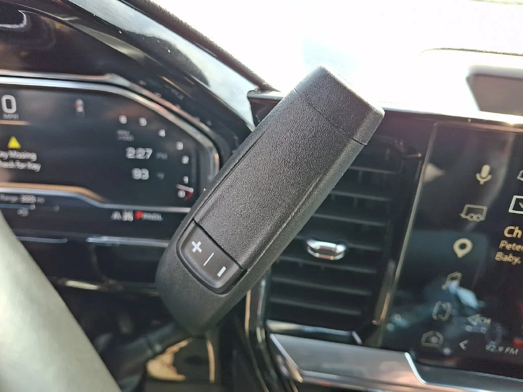 Used 2025 Onyx Black GMC SLT image 22