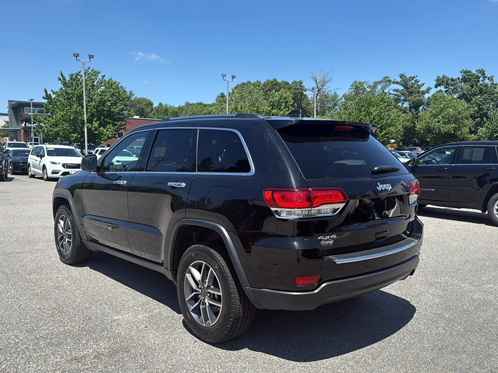 Certified Used 2022 Diamond Black Crystal Pearlcoat Jeep Limited 4x4 image 9