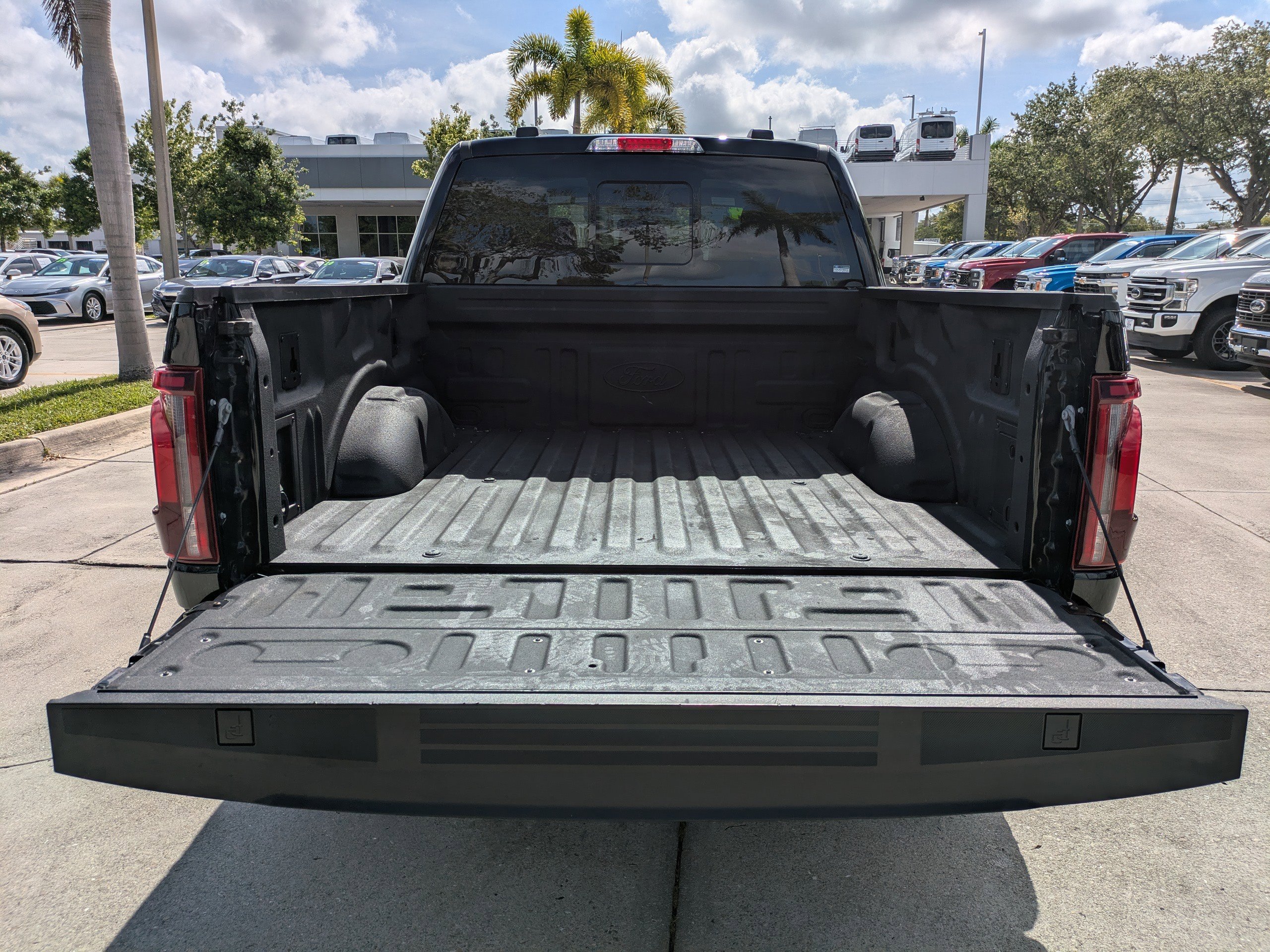 Used 2024 Black Metallic Ford LARIAT image 13