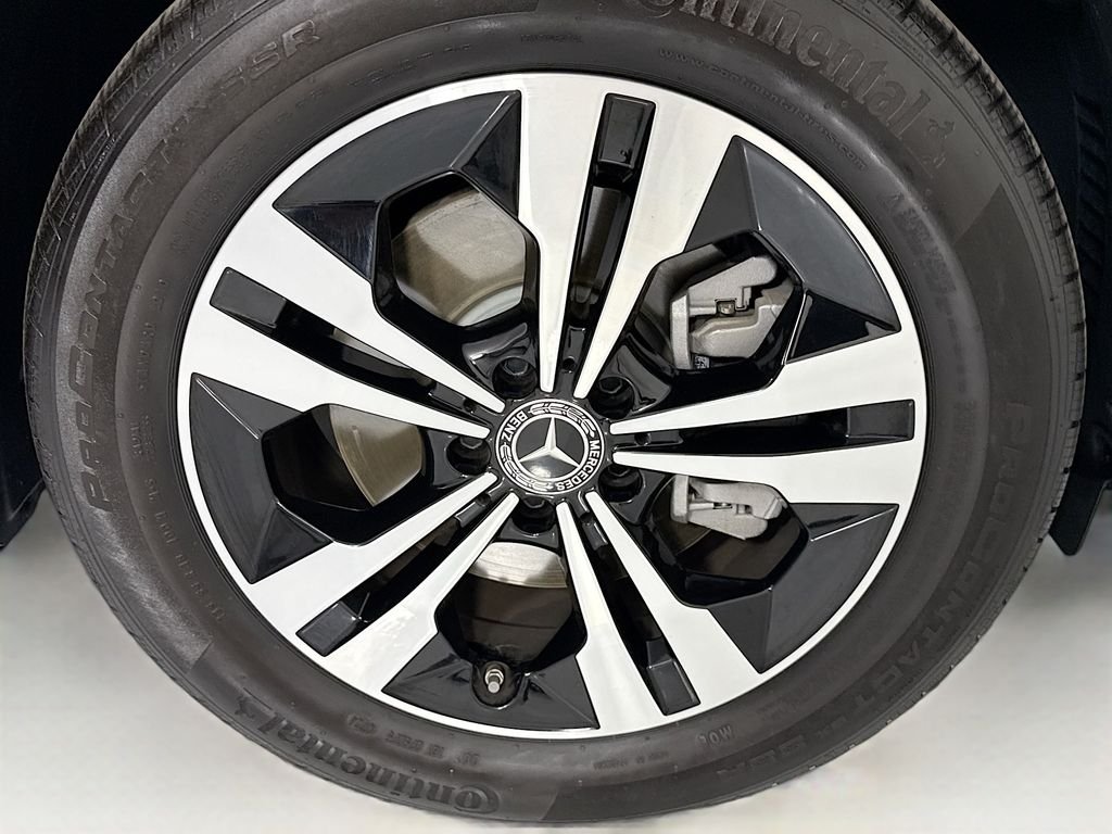 Used 2025 Night Black Mercedes-Benz GLB 250 image 32