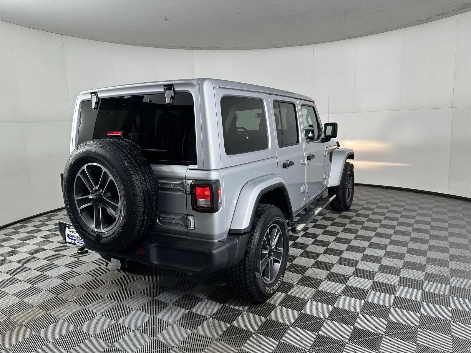 Used 2023 Silver Zynith Jeep Sahara image 7