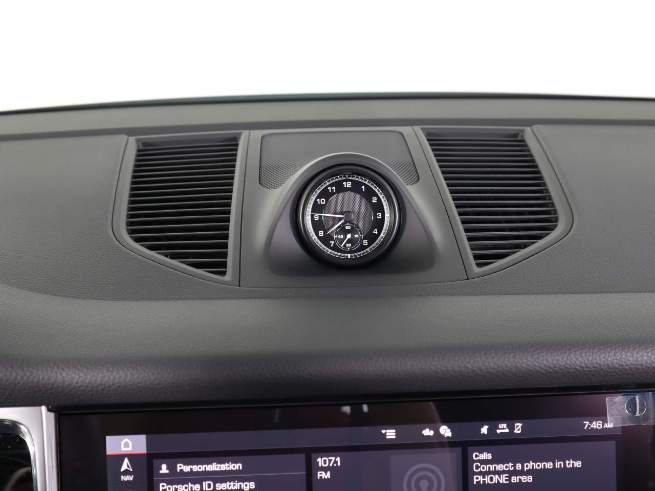 2025 Porsche Macan - Photo 16