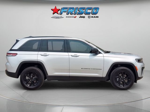 New 2026 Silver Zynith Exterior Paint Jeep Altitude image 8