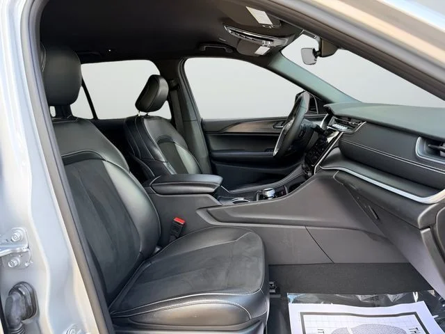 Used 2025 Silver Jeep Altitude image 29