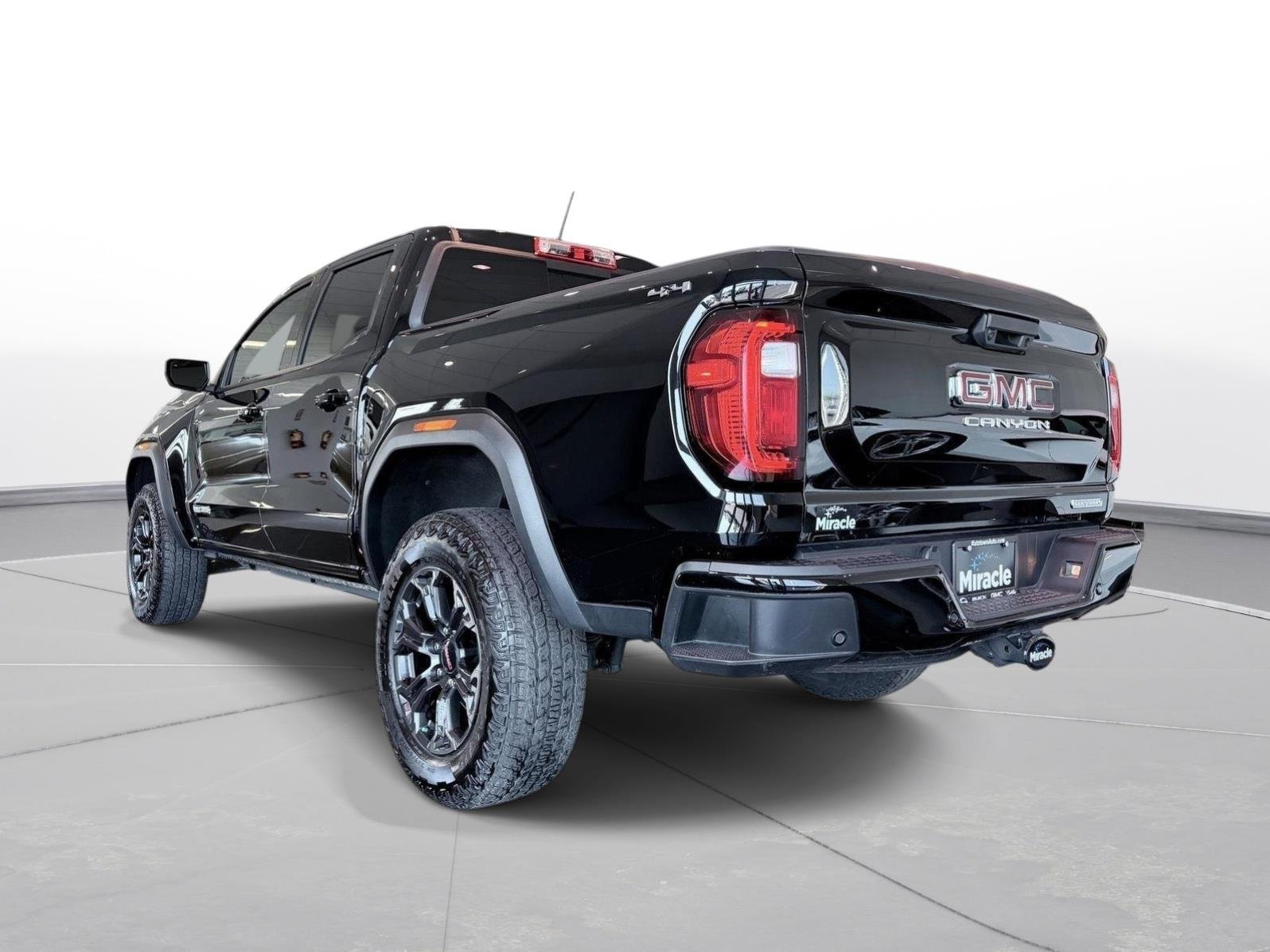 Used 2025 Onyx Black GMC Elevation image 7