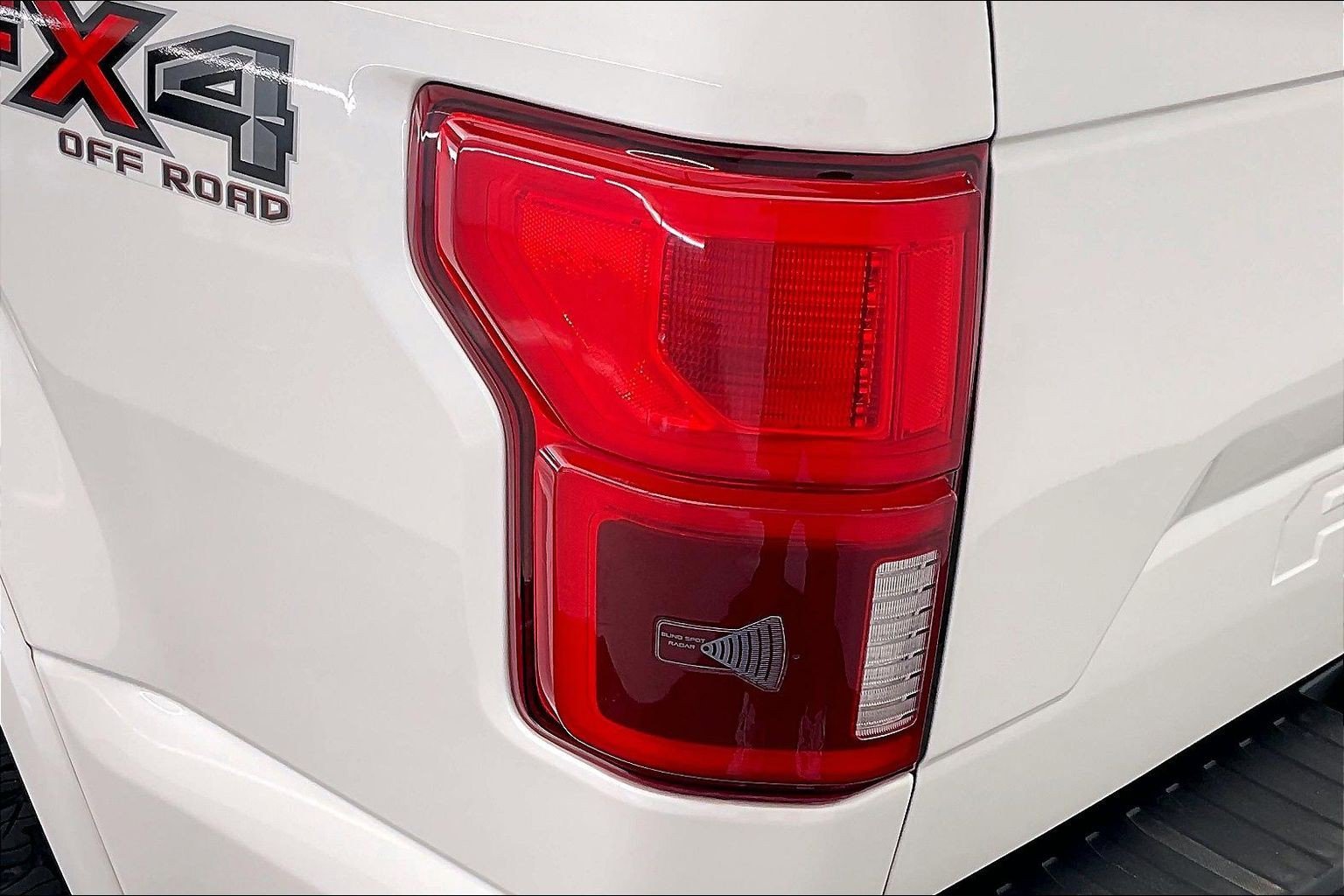 Used 2018 White Platinum Metallic Tri-Coat Ford LARIAT image 25