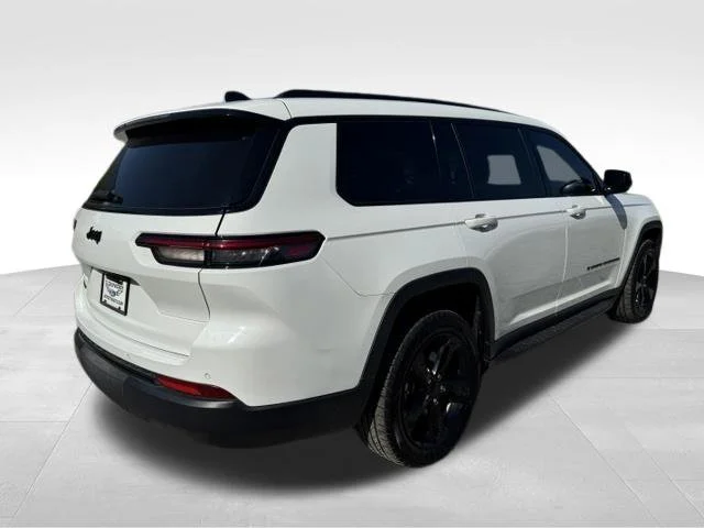 Used 2022 White Jeep Altitude image 9