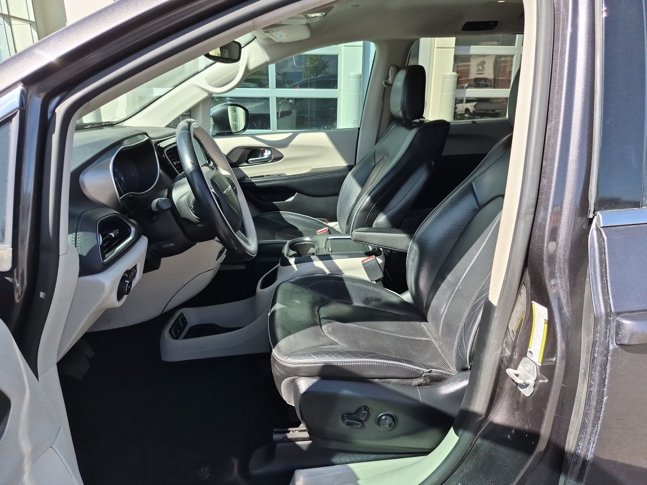 Used 2019 Granite Crystal Metallic Clearcoat Chrysler Limited image 15