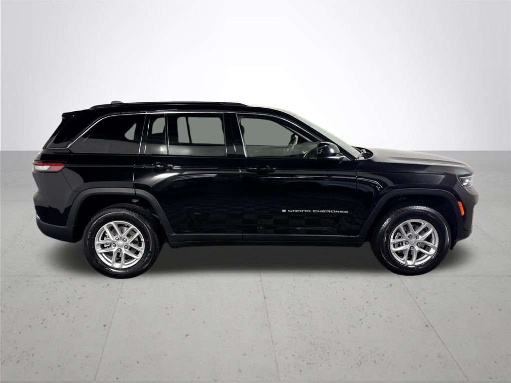 New 2026 Diamond Black Crystal Pearl-Coat Exterior Paint Jeep Laredo image 5