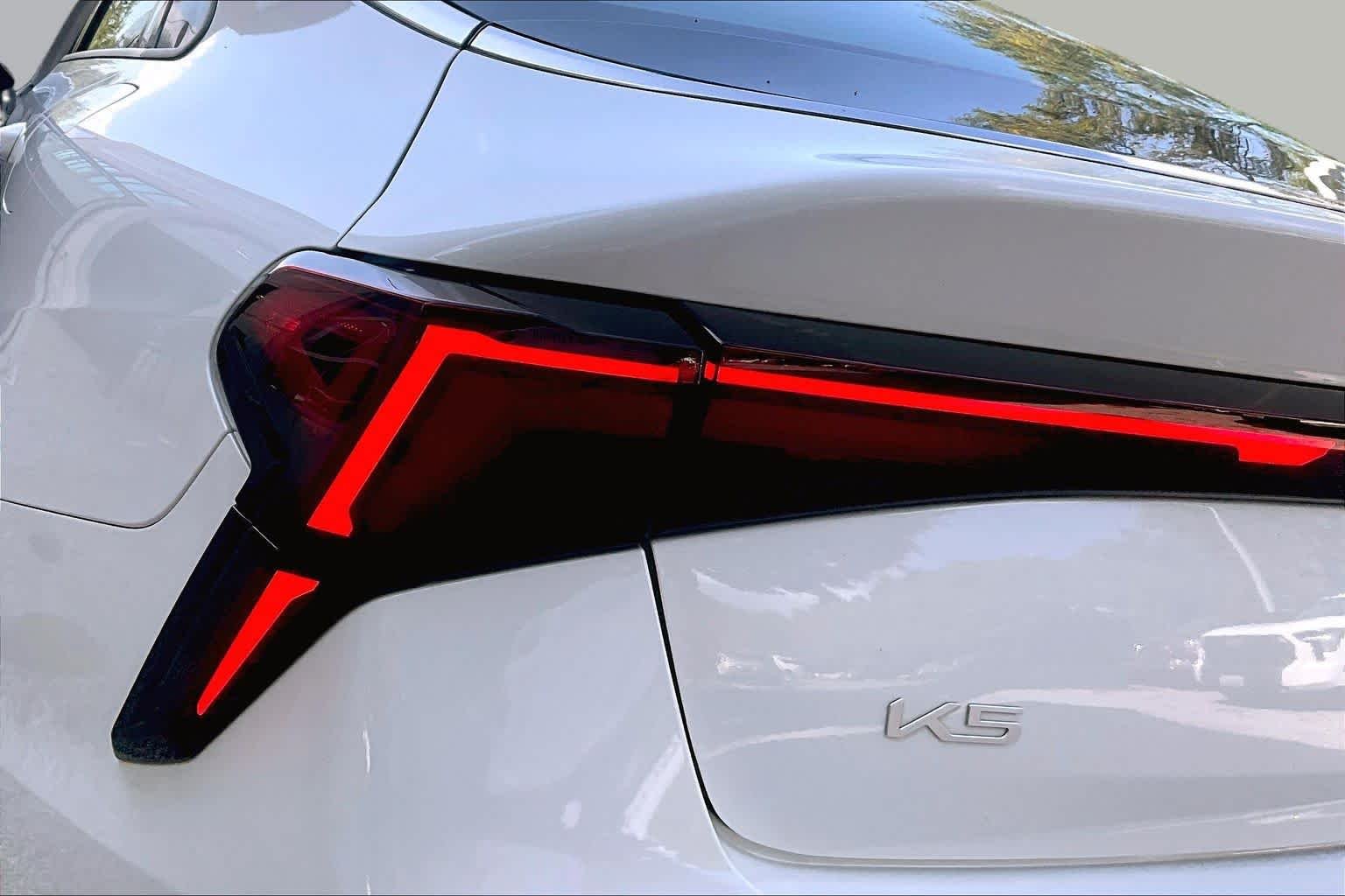 Used 2025 Snow White Pearl Kia LXS image 28