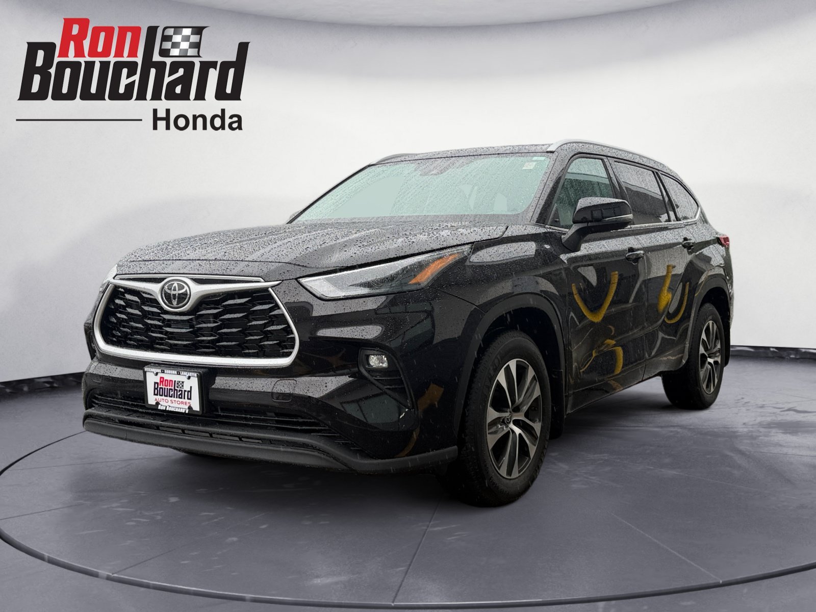 Used 2022 Amber Toyota XLE image 5