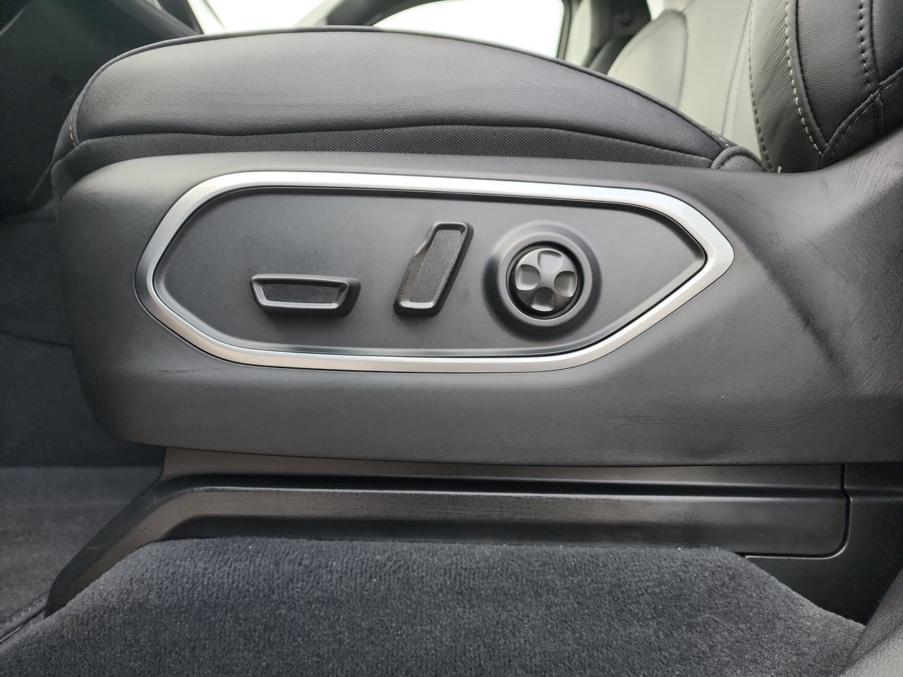 New 2026 Baltic-Gray Metallic Clear-Coat Exterior Paint Jeep Limited Altitude image 12