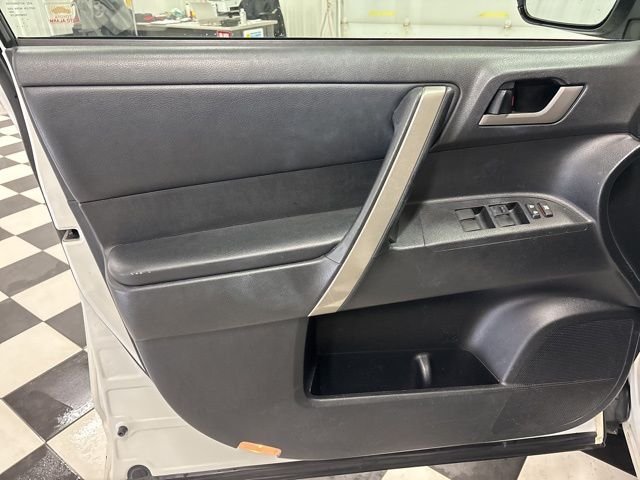 Used 2013 White Toyota SE image 10