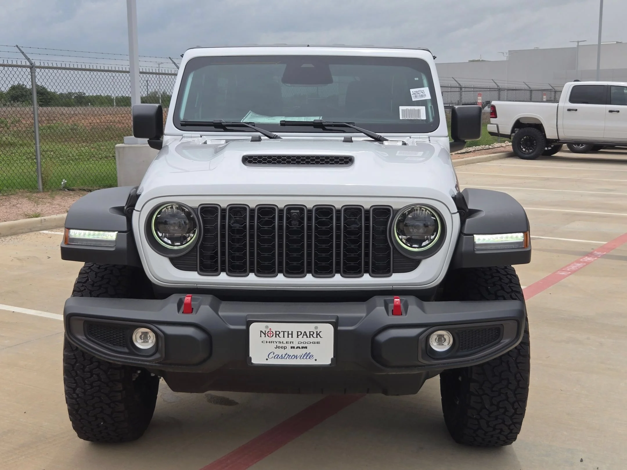 New 2026 Bright White Clear-Coat Exterior Paint Jeep Rubicon image 8