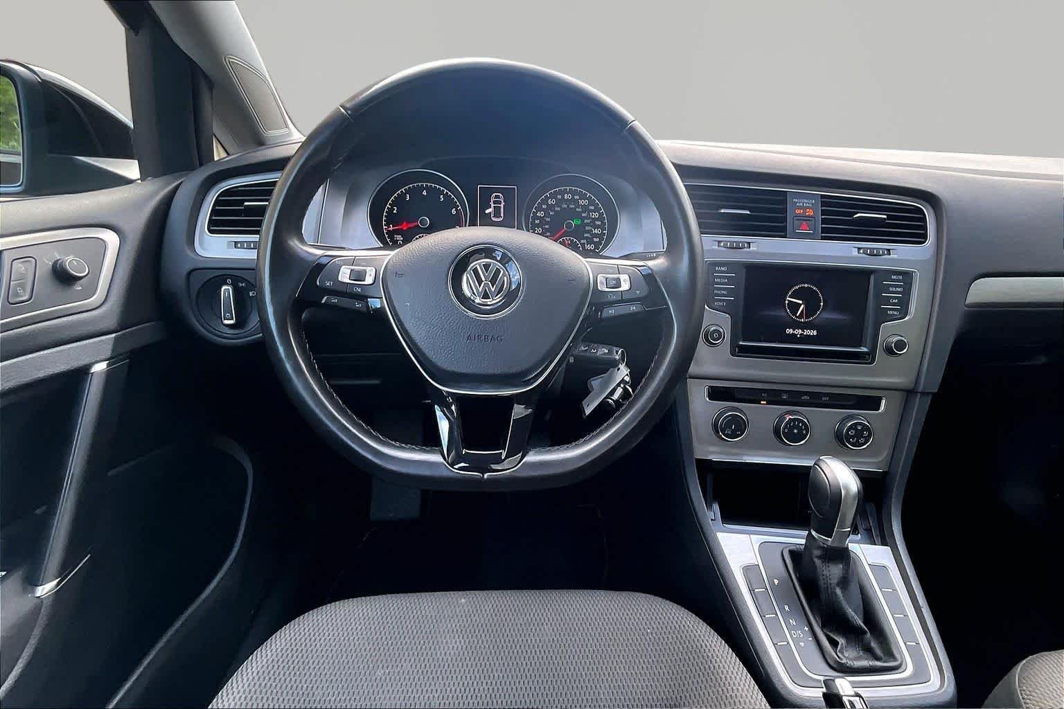 Pre-Owned 2017 Volkswagen Golf S
