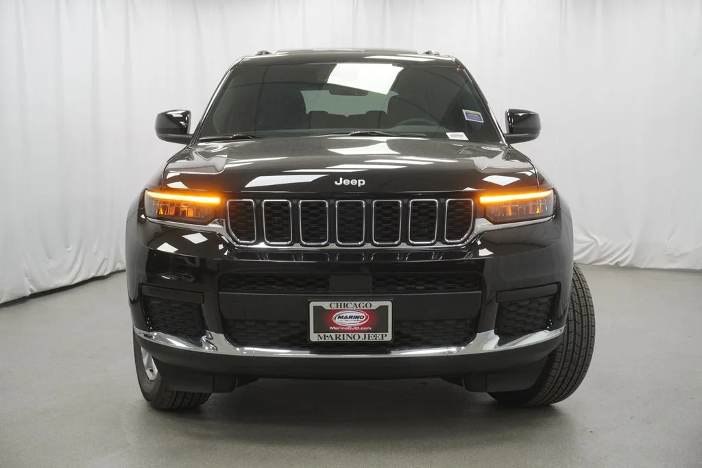 New 2026 Diamond Black Crystal Pearlcoat Jeep Laredo image 7