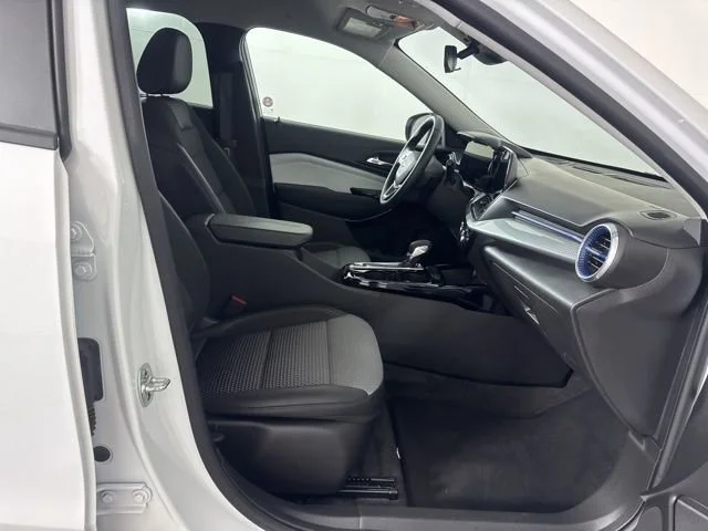 Used 2025 Summit White Chevrolet LT image 15