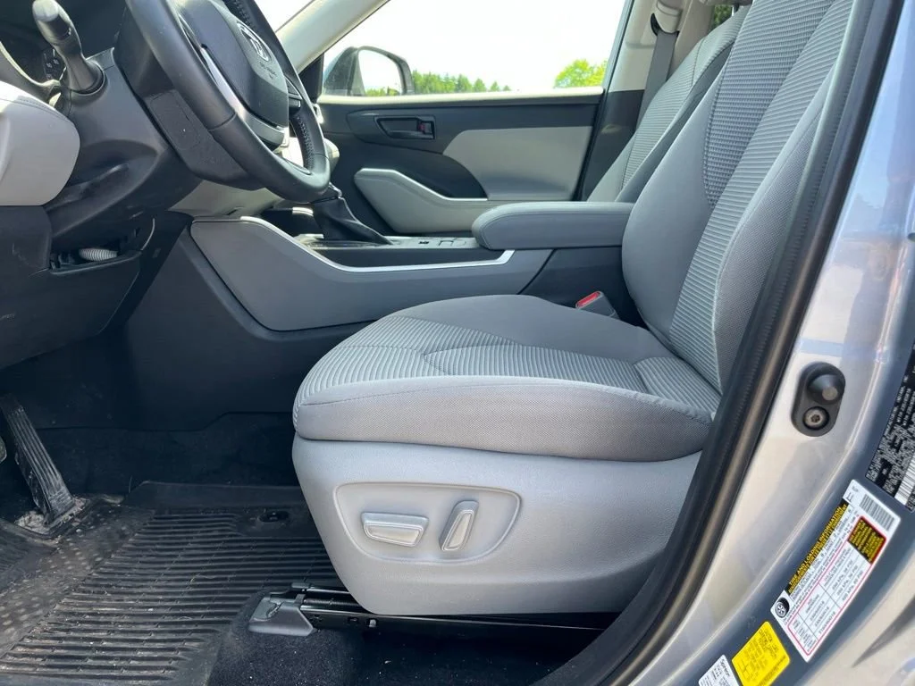 Used 2022 Moon Dust Toyota LE image 19