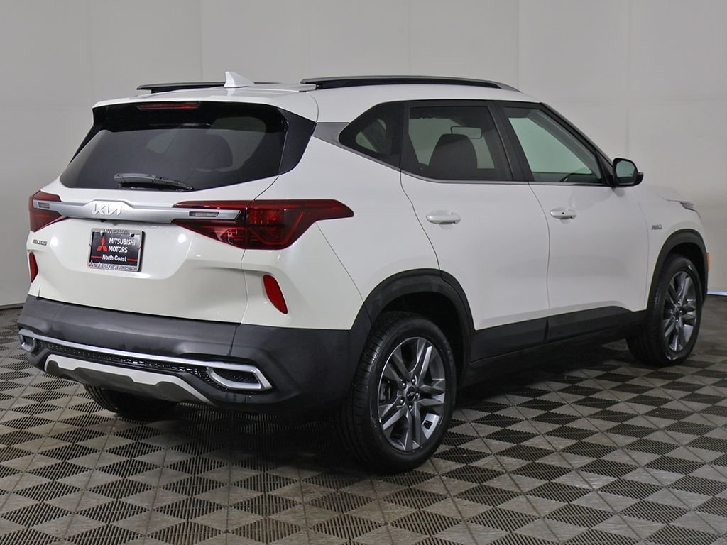 Used 2022 White Kia S image 9