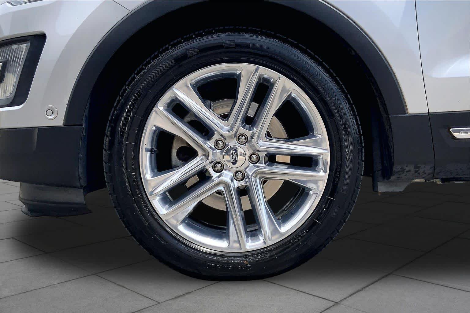 Used 2017 Ingot Silver Metallic Ford Limited image 11