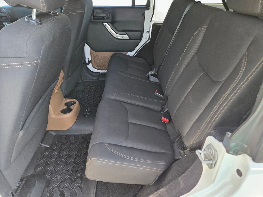 Used 2016 White Jeep Sahara image 18