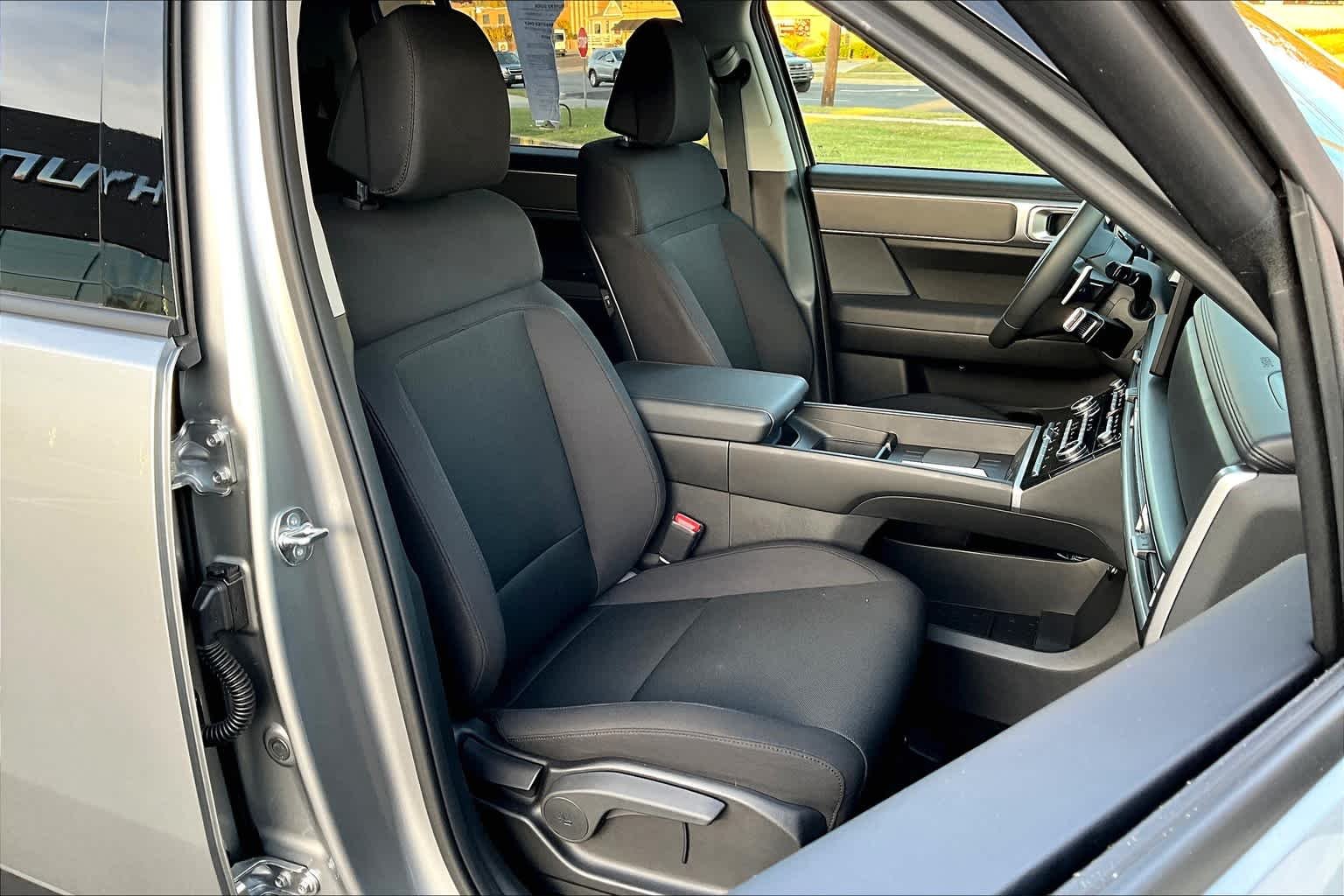 Used 2024 Shimmering Silver Hyundai SE image 9