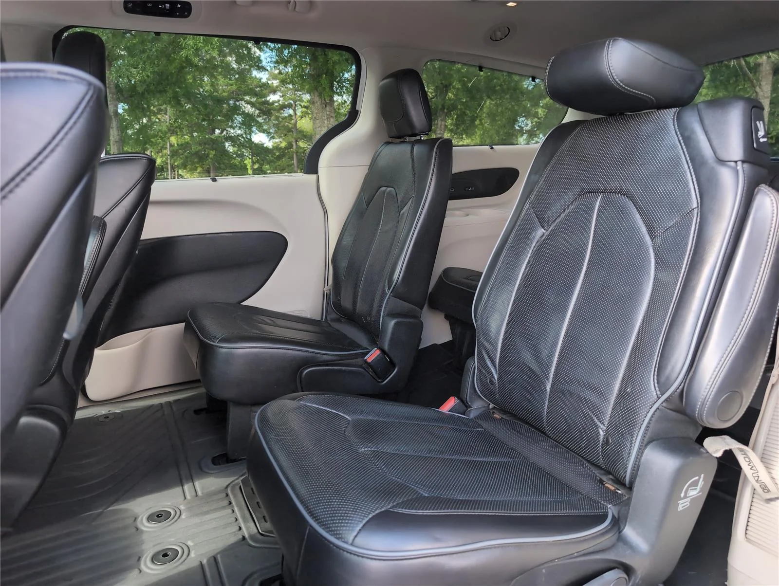 Used 2018 Bright White Clearcoat Chrysler Limited image 35