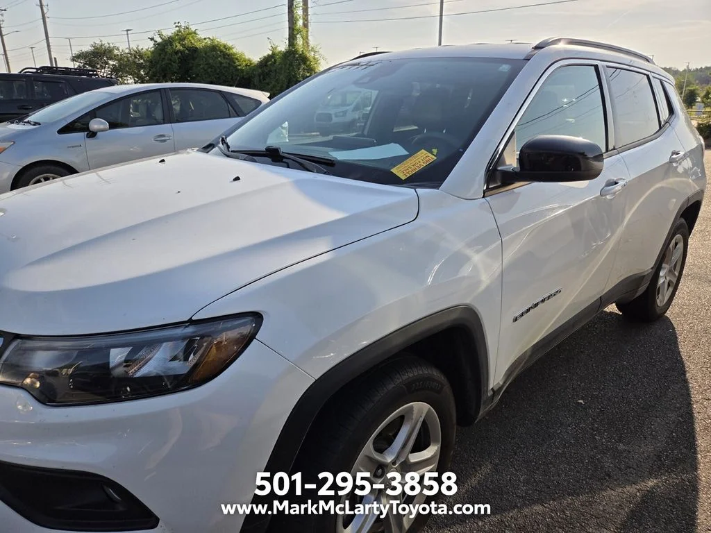 Used 2024 White Jeep Latitude image 4