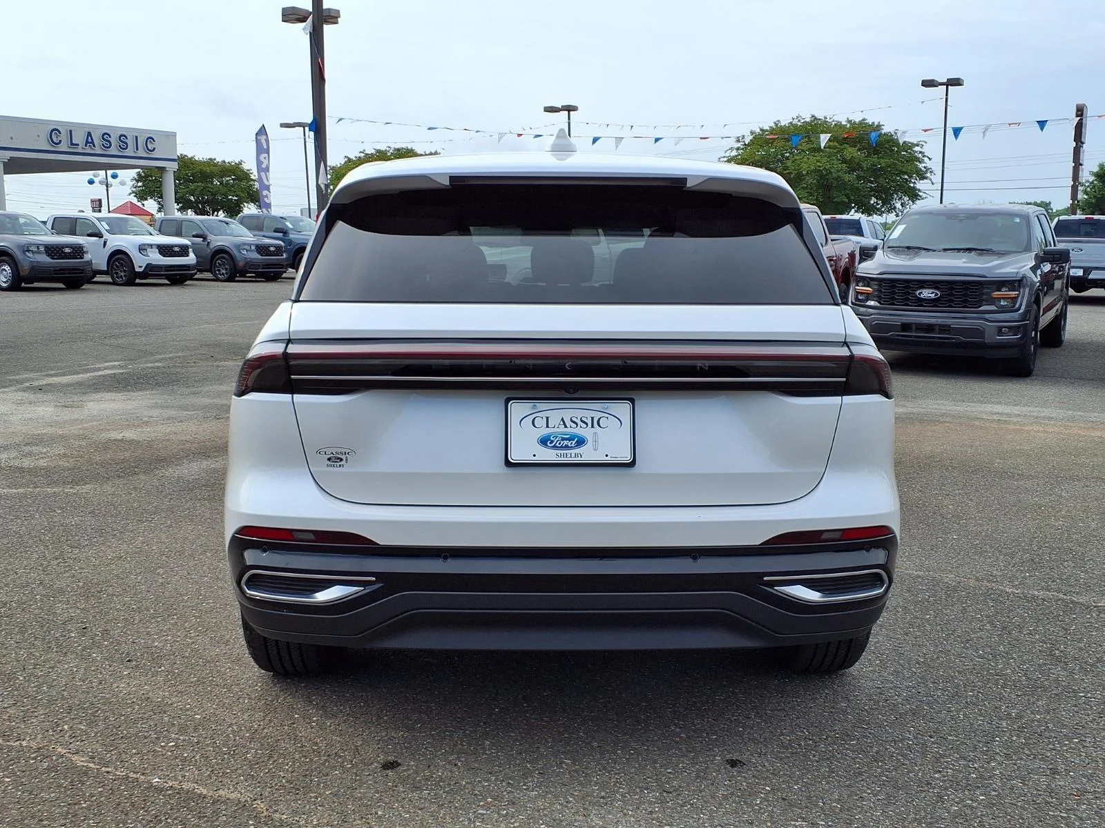Used 2025 White Platinum Metallic Tri-Coat Lincoln Premiere image 10
