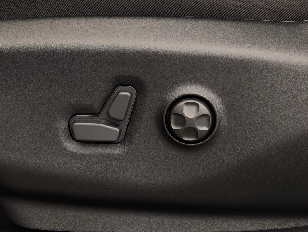 New 2027 Black Chrysler Select - - FWD - Stow n Go Seating - Adaptive Cruise - Apple CarPlay & More! image 14