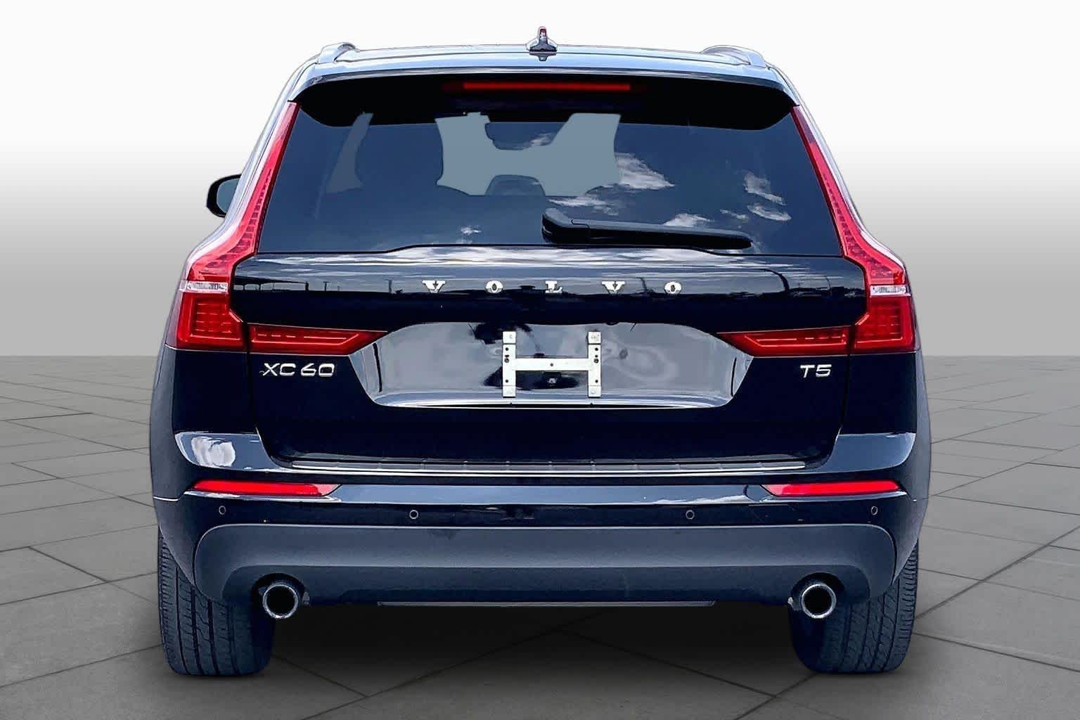 Used 2021 Onyx Black Metallic Volvo Momentum image 5