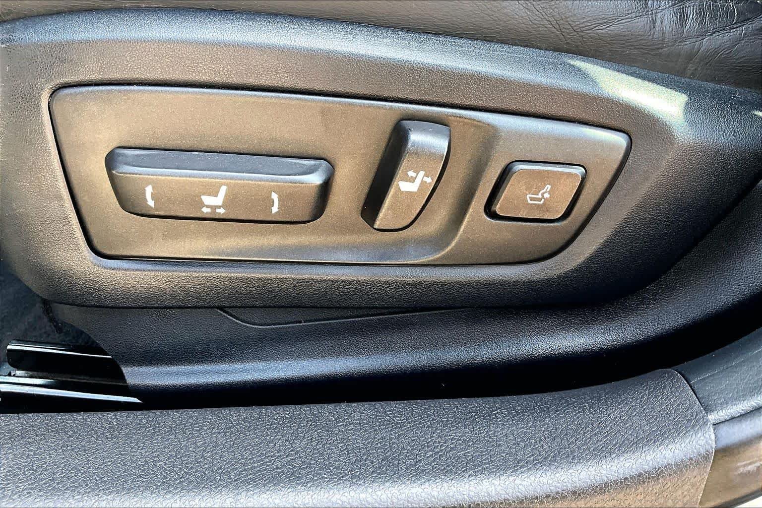 Used 2015 Atomic Silver Lexus  image 33