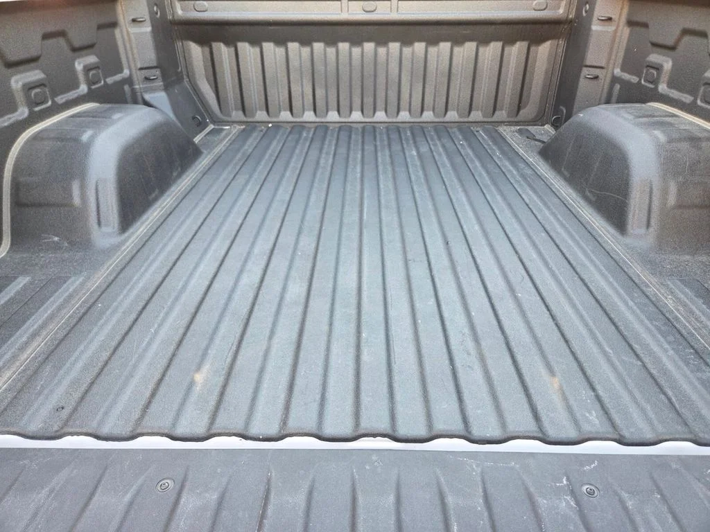 Used 2023 White GMC SLT image 17