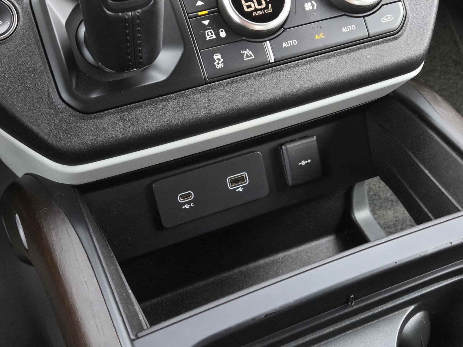 Used 2023  Land Rover X-Dynamic SE image 28