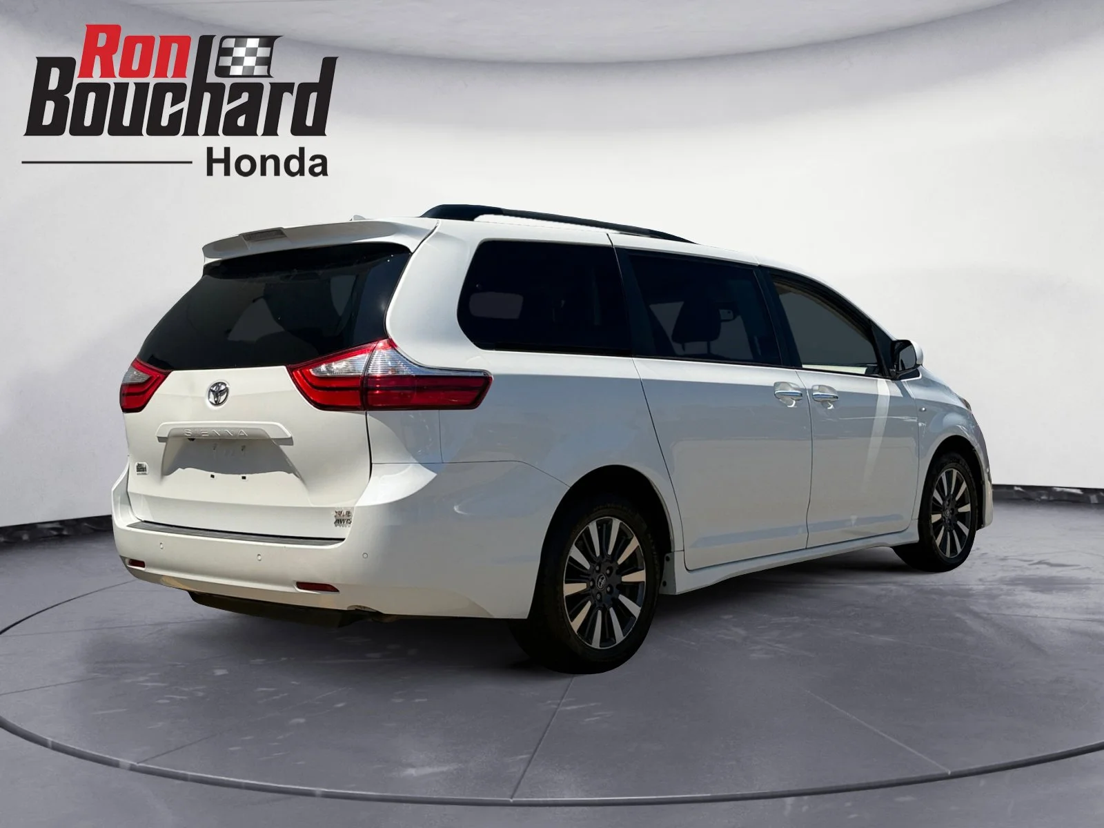 Used 2018 Super White Toyota XLE Premium image 2
