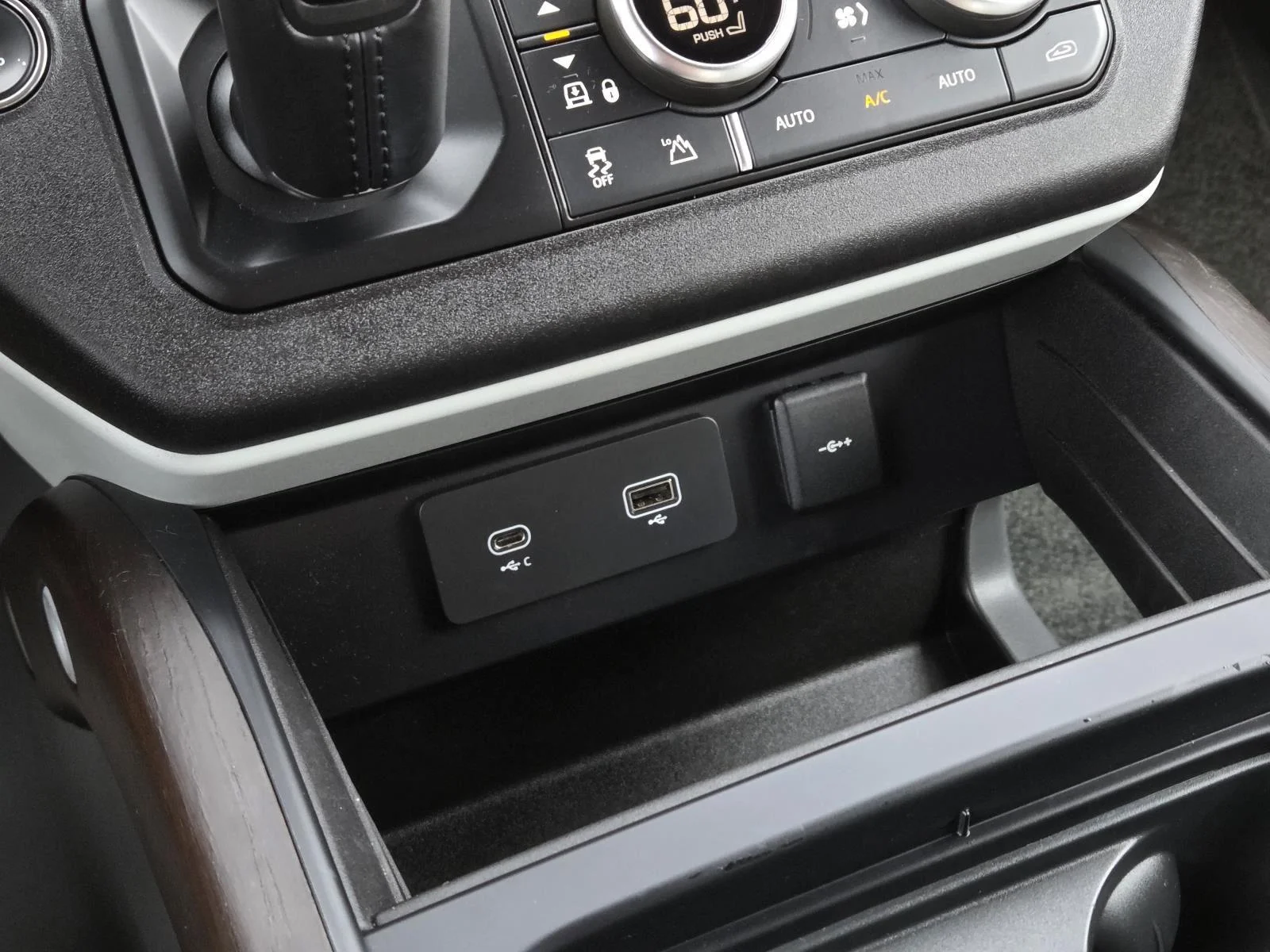 Certified Used 2023  Land Rover X-Dynamic SE image 28
