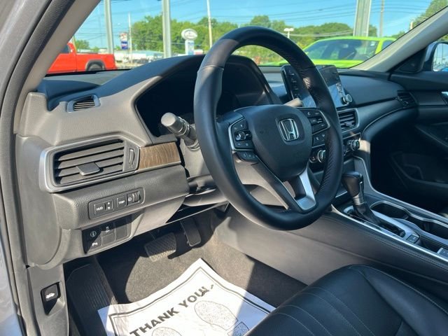 Used 2018 Lunar Silver Metallic Honda Touring image 11