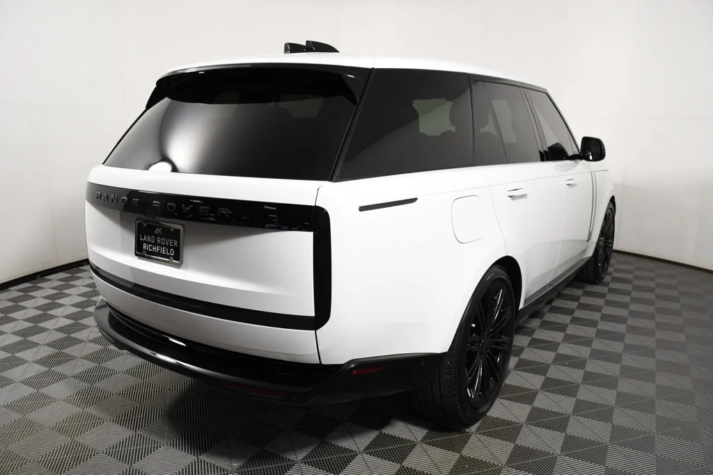 Used 2026  Land Rover SE image 6