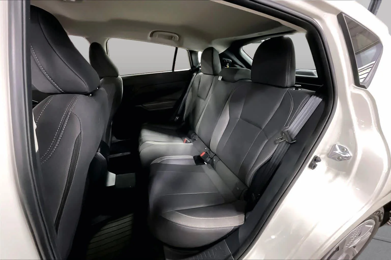 Used 2025 Crystal White Pearl Subaru  image 20