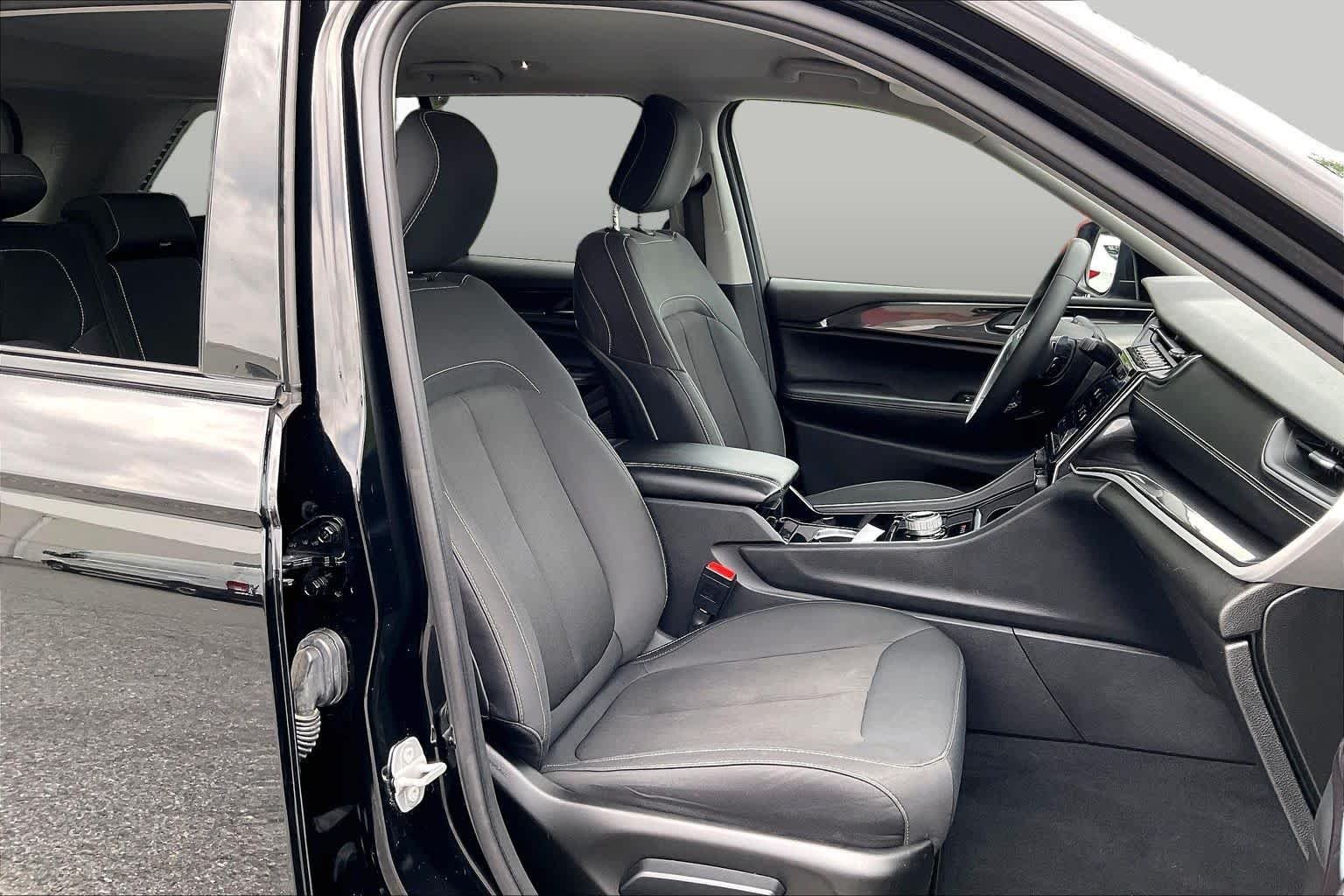 Used 2023 Diamond Black Crystal Pearlcoat Jeep Laredo image 8