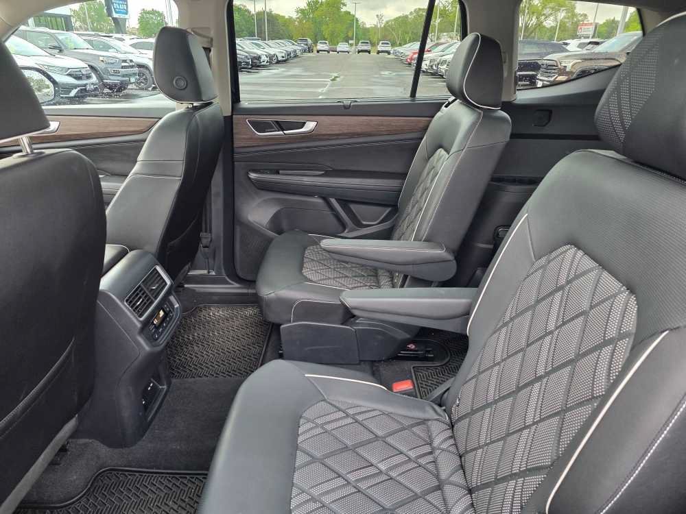 Used 2025 Black Volkswagen 2.0T SEL Premium R-Line image 4