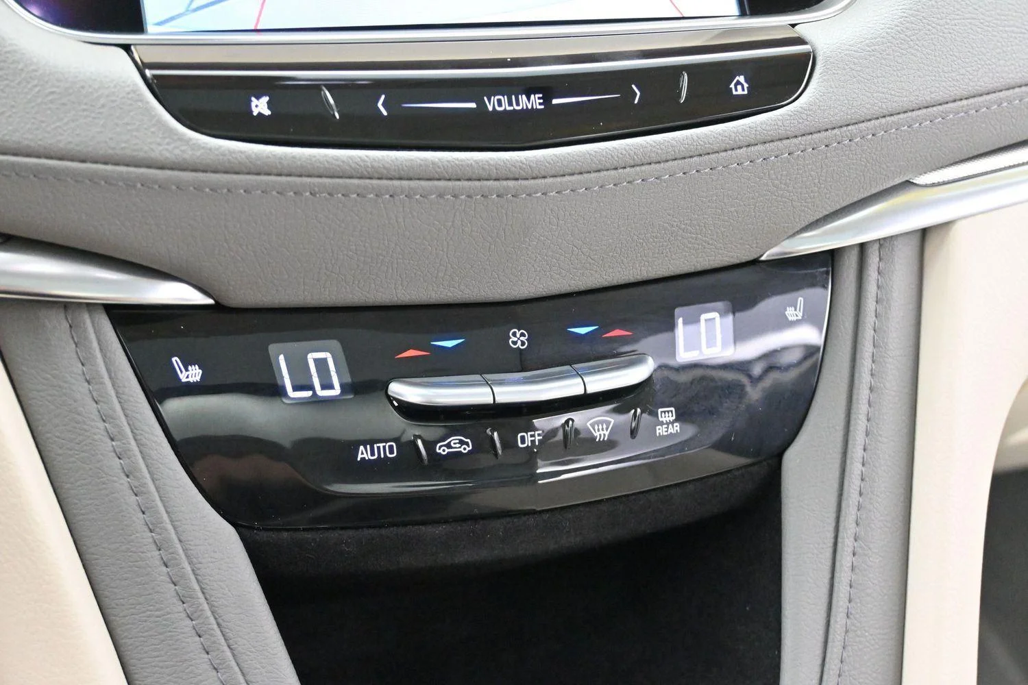 Used 2017 CRYSTAL WHITE TRICOAT Cadillac Luxury FWD image 25