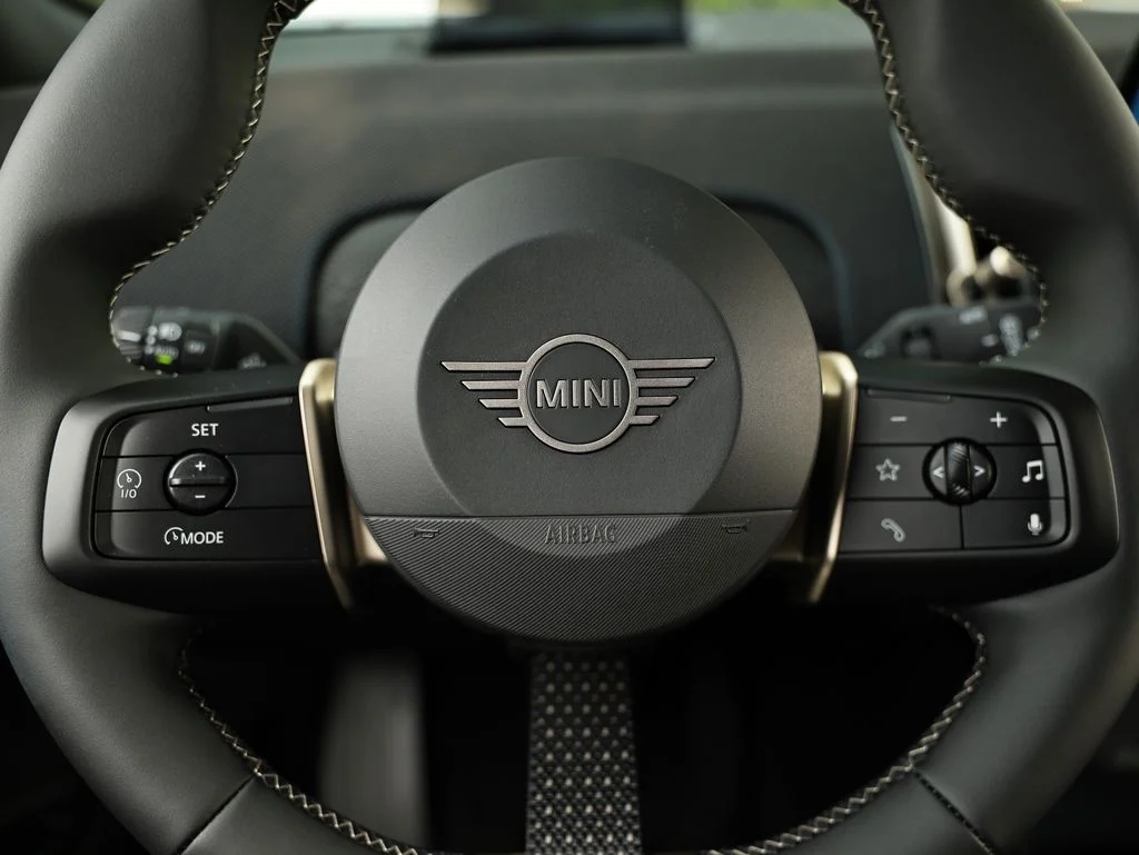 New 2027 Silver MINI Signature Plus image 34